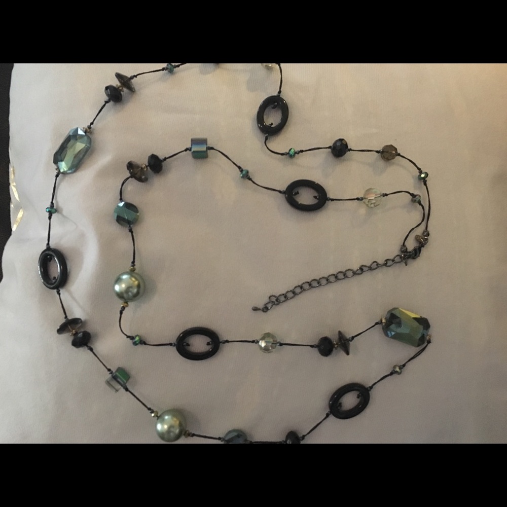 Stunning black and green beaded necklace - Picture 2 of 8